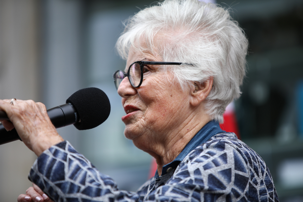 Odsłonięcie tablicy upamiętniającej Pereca i Samuela Willenbergów – Warszawa, 1 sierpnia 2023. Fot. Sławek Kasper (IPN)