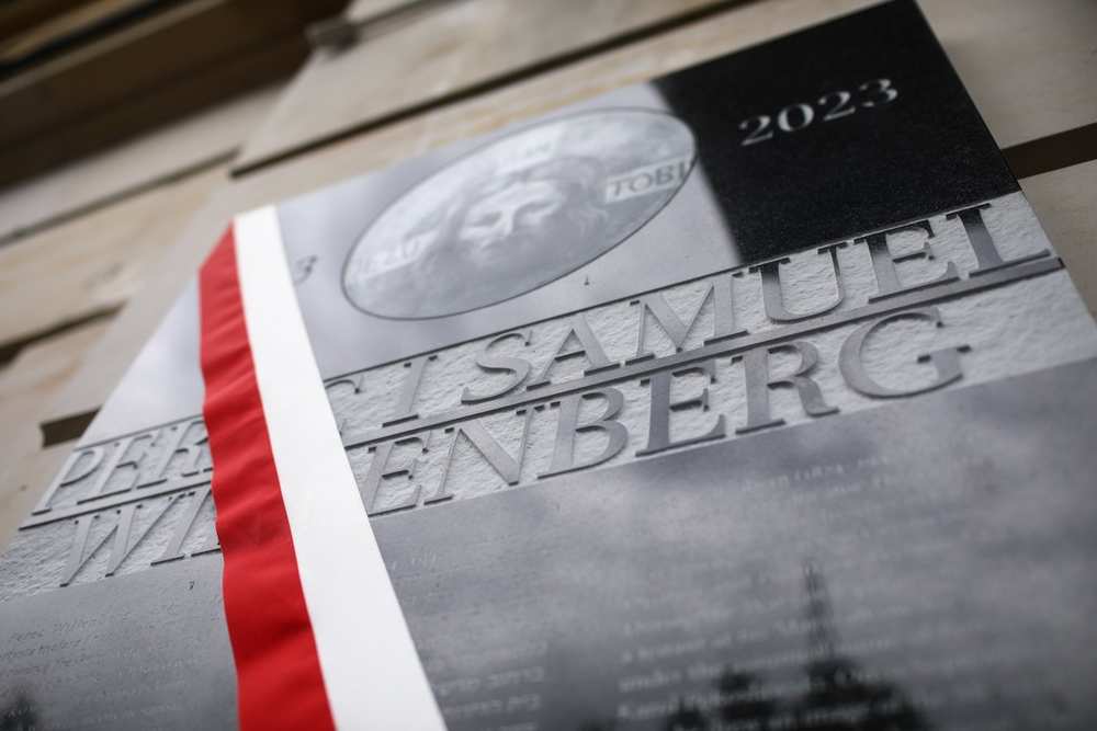 Uroczyste odsłonięcie tablicy upamiętniającej Pereca i Samuela Willenbergów – Warszawa, 1 sierpnia 2023. Fot. Sławek Kasper (IPN)