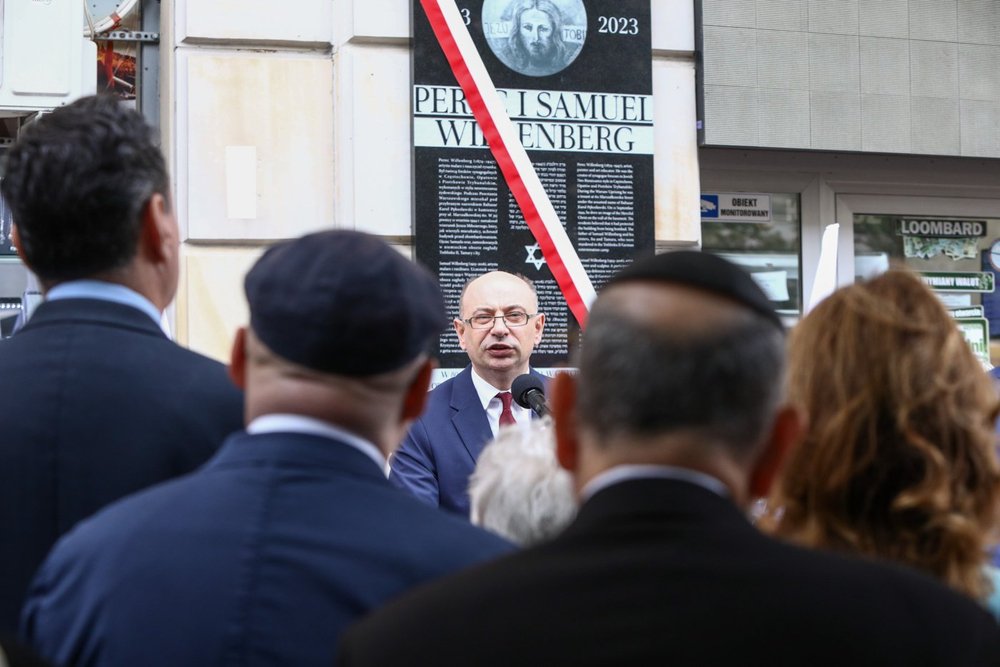 Uroczyste odsłonięcie tablicy upamiętniającej Pereca i Samuela Willenbergów – Warszawa, 1 sierpnia 2023. Fot. Sławek Kasper (IPN)