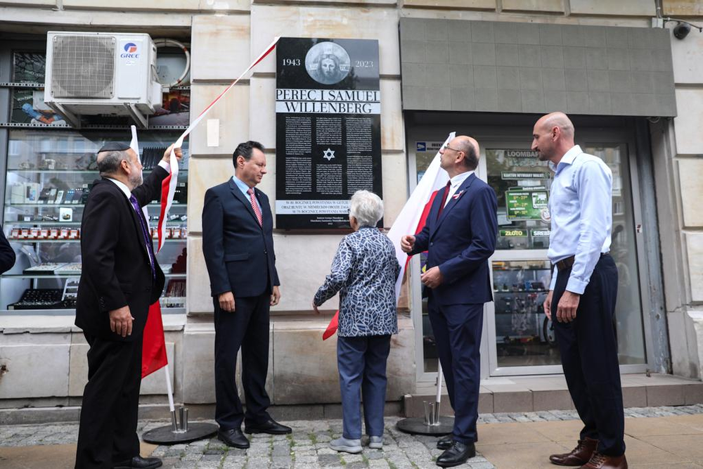 Uroczyste odsłonięcie tablicy upamiętniającej Pereca i Samuela Willenbergów – Warszawa, 1 sierpnia 2023. Fot. Sławek Kasper (IPN)