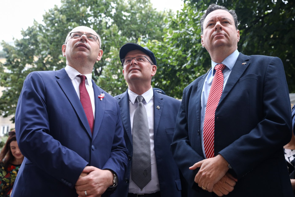 Uroczyste odsłonięcie tablicy upamiętniającej Pereca i Samuela Willenbergów – Warszawa, 1 sierpnia 2023. Fot. Sławek Kasper (IPN)