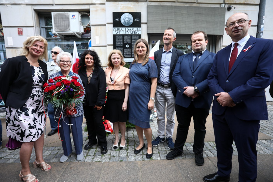 Uroczyste odsłonięcie tablicy upamiętniającej Pereca i Samuela Willenbergów – Warszawa, 1 sierpnia 2023. Fot. Sławek Kasper (IPN)