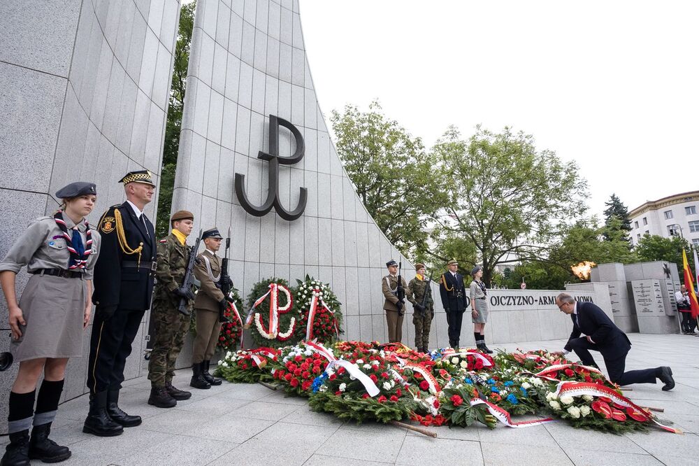 Uroczystości przed pomnikami gen. S. Roweckiego „Grota” oraz Polskiego Państwa Podziemnego i Armii Krajowej w Warszawie. Fot. Sławek Kasper (IPN)