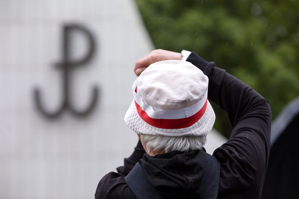 Uroczystości przed pomnikami gen. S. Roweckiego „Grota” oraz Polskiego Państwa Podziemnego i Armii Krajowej w Warszawie. Fot. Sławek Kasper (IPN)