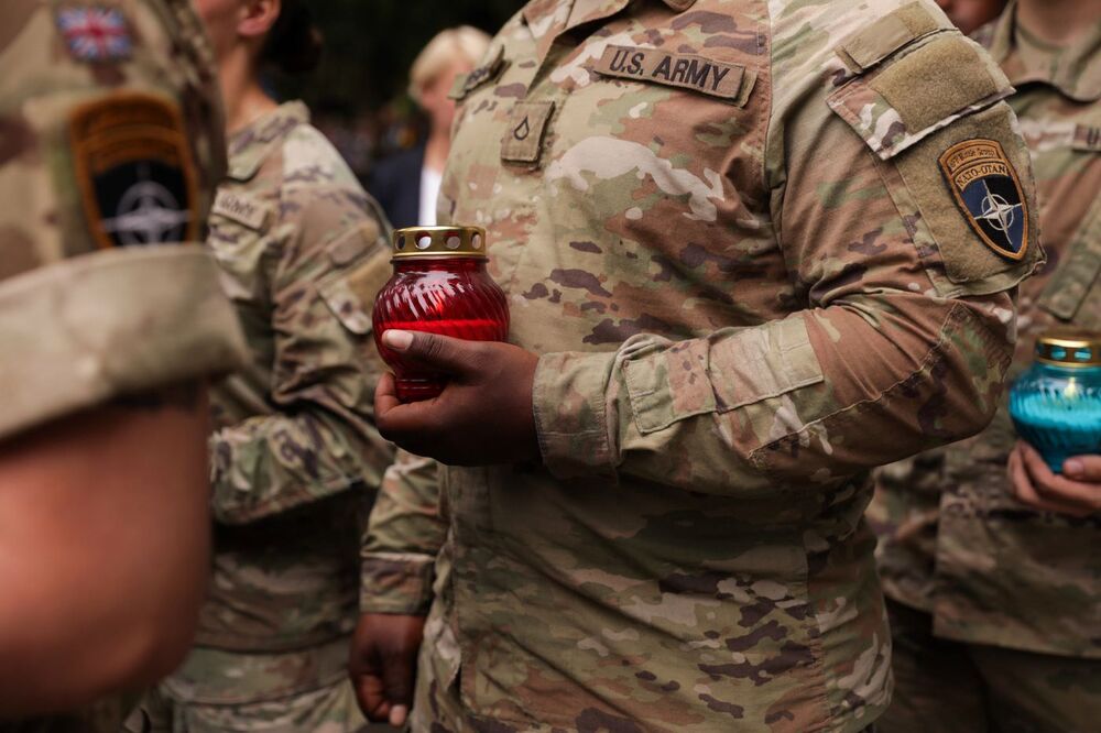 Uroczystości pod pomnikiem Gloria Victis na Cmentarzu Wojskowym na Powązkach. Fot. Mikołaj Bujak (IPN)