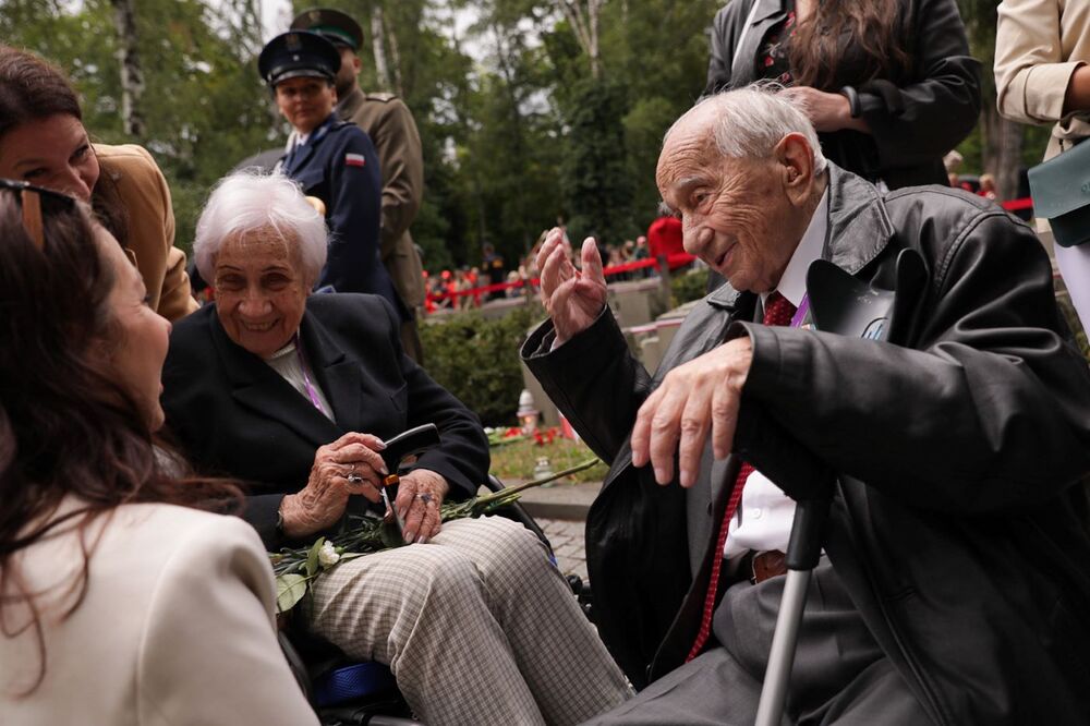 Uroczystości pod pomnikiem Gloria Victis na Cmentarzu Wojskowym na Powązkach. Fot. Mikołaj Bujak (IPN)