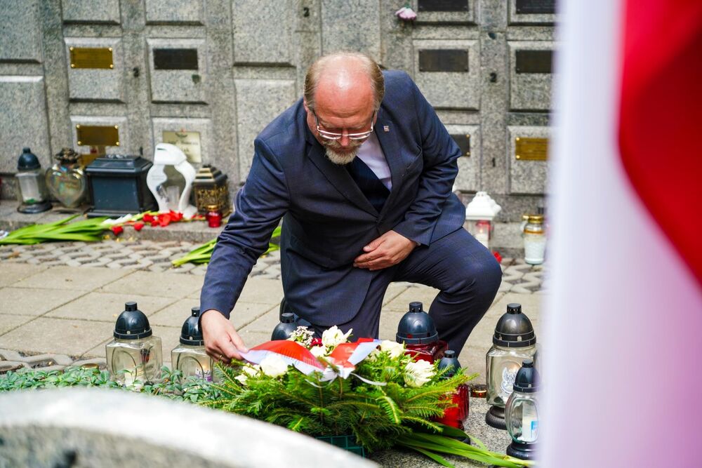 Składanie kwiatów przy grobie gen. A. Chruściela ,,Montera" i pod pomnikiem Matki. Fot. Mateusz Niegowski (IPN)