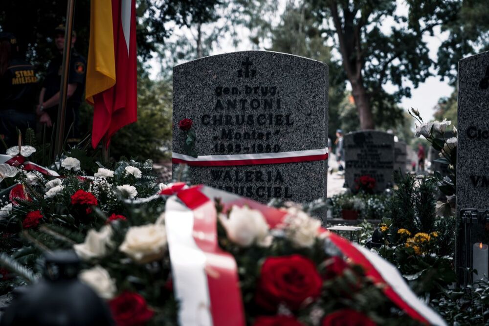 Składanie kwiatów przy grobie gen. A. Chruściela ,,Montera" i pod pomnikiem Matki. Fot. Mateusz Niegowski (IPN)
