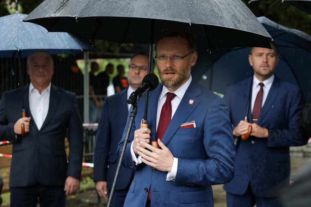 Wojewoda Zachodniopomorski Zbigniew Bogucki podczas demontażu sowieckiego obiektu propagandowego Armii Czerwonej – Szczecin, 3 sierpnia 2023. Fot. Mikołaj Bujak