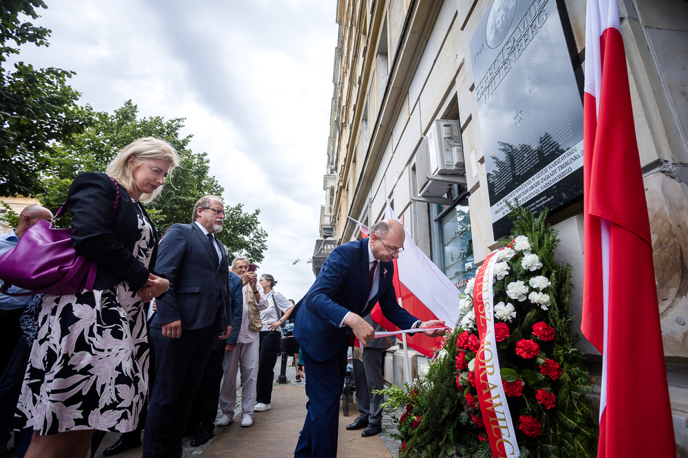 Uroczyste odsłonięcie tablicy upamiętniającej Pereca i Samuela Willenbergów – Warszawa, 1 sierpnia 2023. Fot. Sławek Kasper (IPN)