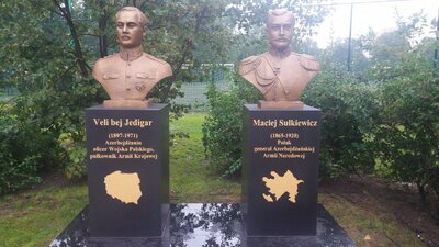 Popiersia bojowników o wolność Polski i Azerbejdżanu w Parku Polińskiego, ufundowane przez władze Azerbejdżanu. Fot. Adam Siwek (IPN)