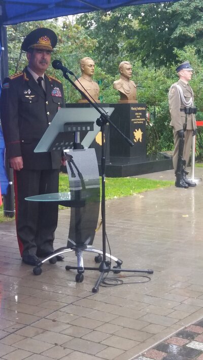 Przemawia gen. płk Hasanov Zakir Asgar Oglu, Minister Obrony Narodowej Azerbejdżanu. Fot. Adam Siwek (IPN)