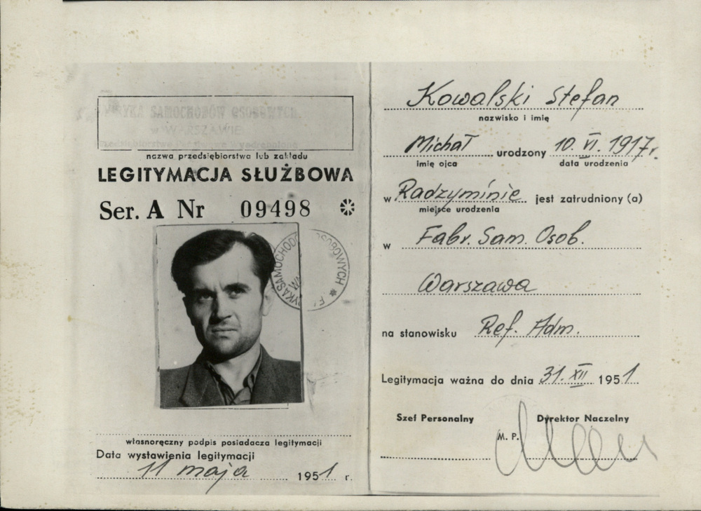 Legitymacja służbowa pracownika Fabryki Samochodów Osobowych w Warszawie, wystawiona na nazwisko Stefan Kowalski, ze zdjęciem Jana Kmiołka, 11 V 1951 r. (z zasobu IPN)