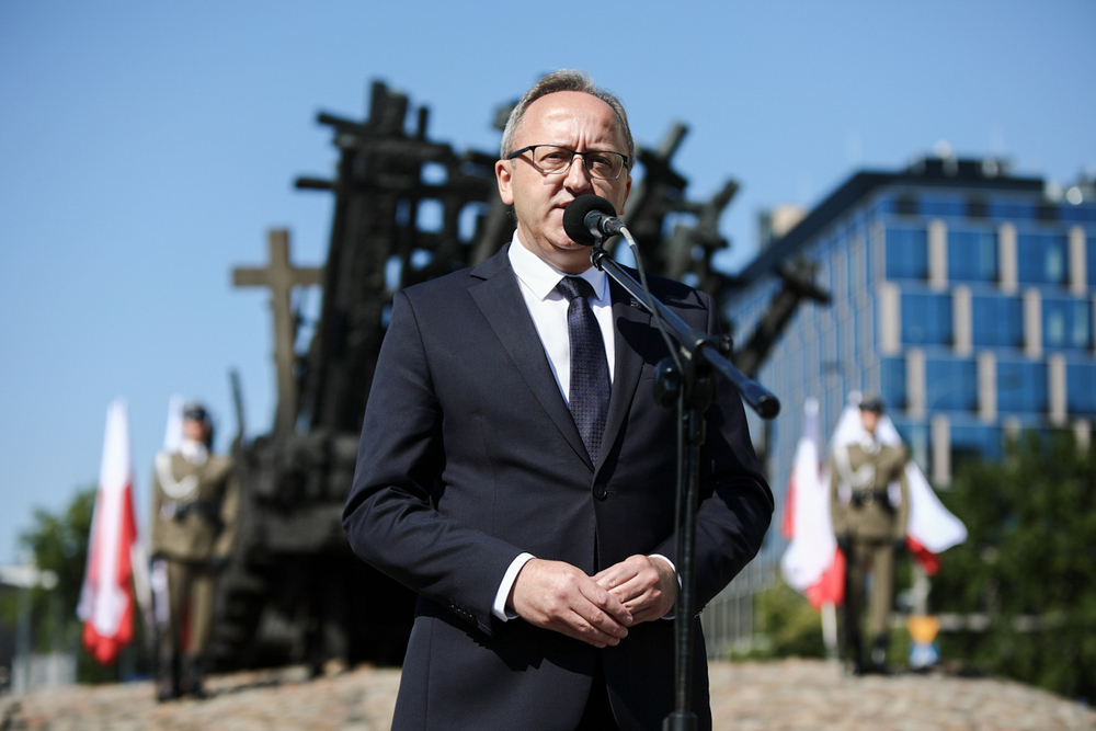 Zastępca prezesa IPN dr hab. Karol Polejowski podczas uroczystości z okazji 86. rocznicy rozpoczęcia tzw. operacji polskiej NKWD – Warszawa, 11 sierpnia 2023. Fot. Sławek Kasper (IPN)