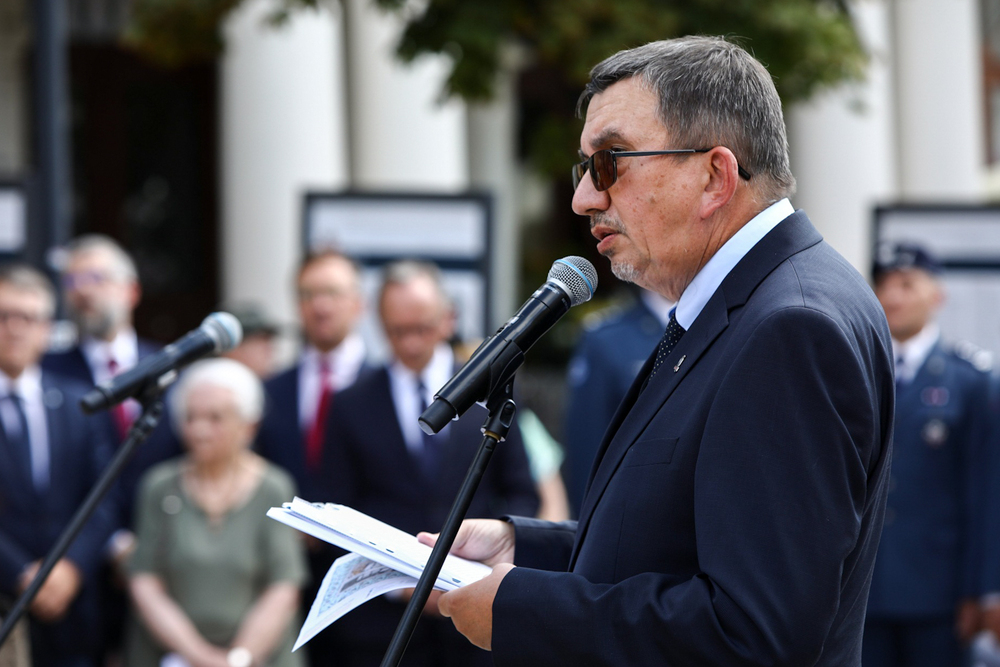 Dr Tomasz Łabuszewski podczas uroczystego otwarcia wystawy „Kedyw. Miecz i Tarcza Armii Krajowej w Warszawie” – Warszawa, 11 sierpnia 2023. Fot. Sławek Kasper (IPN)