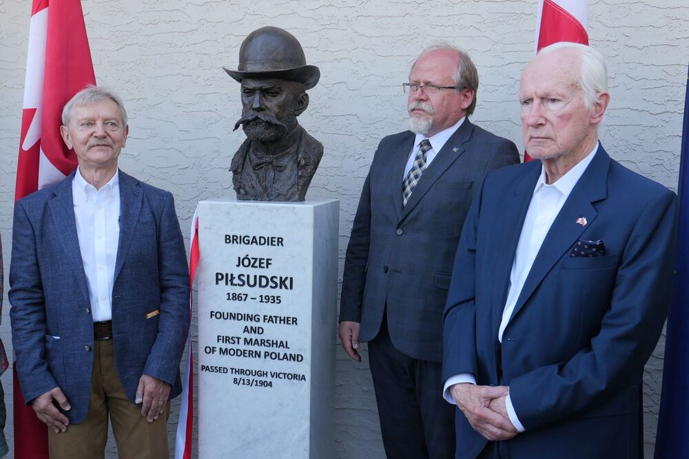 Prezes Waldemar Biernacki, dyrektor Adam Siwek oraz Peter Sosnkowski podczas odsłonięcia pomnika Marszałka Józefa Piłsudskiego w Victorii (Kanada) – 13 sierpnia 2023. Fot. Adrianna Garnik (IPN)