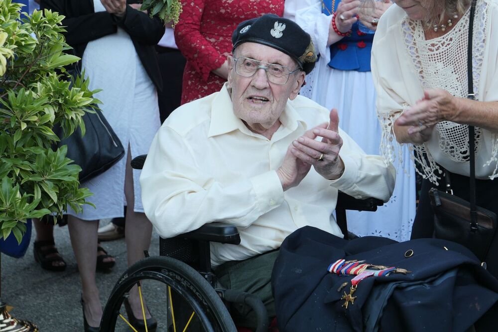 Żołnierz gen. Maczka Adam Leuchter podczas odsłonięcia pomnika Marszałka Józefa Piłsudskiego w Victorii (Kanada) – 13 sierpnia 2023. Fot. Adrianna Garnik (IPN)