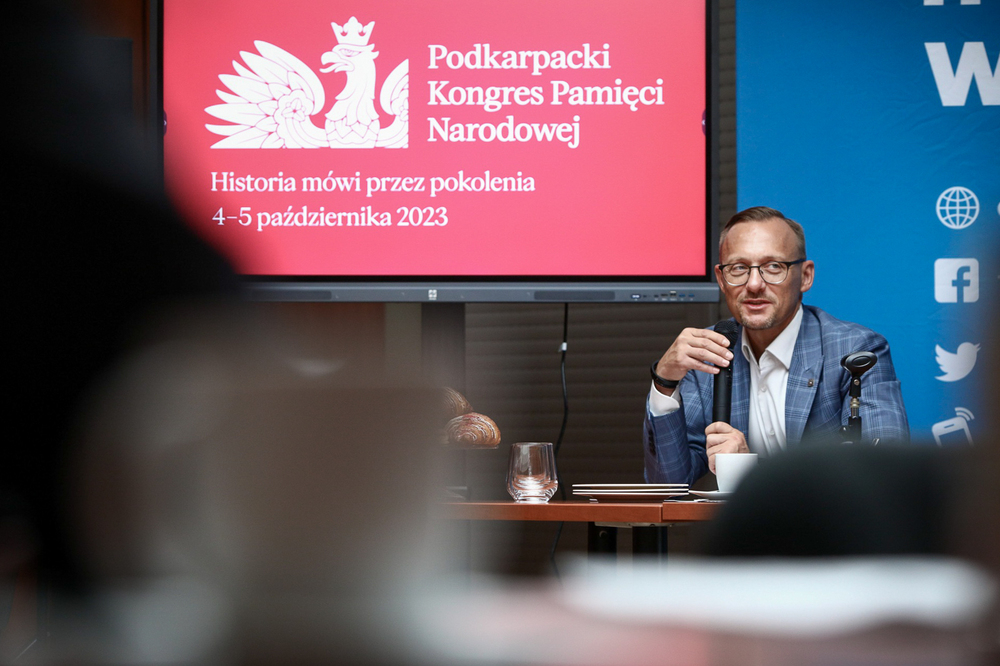 Dr Rafał Leśkiewicz, rzecznik prasowy IPN, podczas briefingu zapowiadającego Podkarpacki Kongres Pamięci Narodowej – Rzeszów, 24 sierpnia 2023. Fot. Sławek Kasper (IPN)