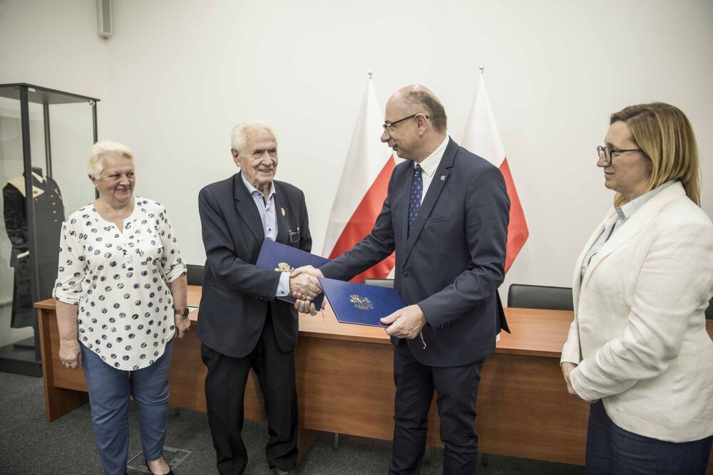 Podpisanie umowy pomiędzy IPN a Polskim Związkiem Byłych Więźniów Politycznych Hitlerowskich Więzień i Obozów Koncentracyjnych. Od lewej: Elżbieta Kubiak-Siemieniacka, Stanisław Zalewski – prezes Związku, dr Mateusz Szpytma – zastępca prezesa IPN, Marzena Kruk – dyrektor AIPN – Warszawa, 24 sierpnia 2023. Fot. Katarzyna Adamów (IPN)