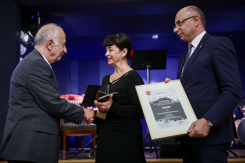 Uroczystość wręczenia nagród Fundacji im. Janusza Kurtyki. Na zdj. prof. Wojciech Materski (L), Zuzanna Kurtyka i dr Mateusz Szpytma (P) – Warszawa, 26 sierpnia 2023. Fot. Sławek Kasper (IPN)
