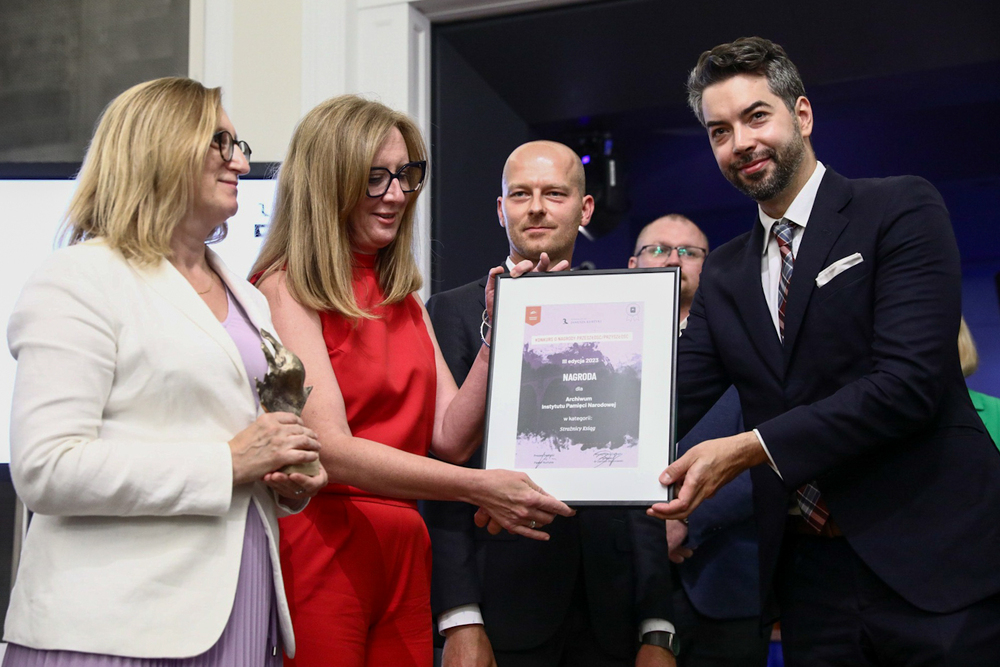 Uroczystość wręczenia nagród Fundacji im. Janusza Kurtyki. Na zdj. od lewej: Marzena Kruk, dyrektor AIPN, Teresa Gallewicz-Dołowa, Piotr Ataman i Paweł Kurtyka – Warszawa, 26 sierpnia 2023. Fot. Sławek Kasper (IPN)