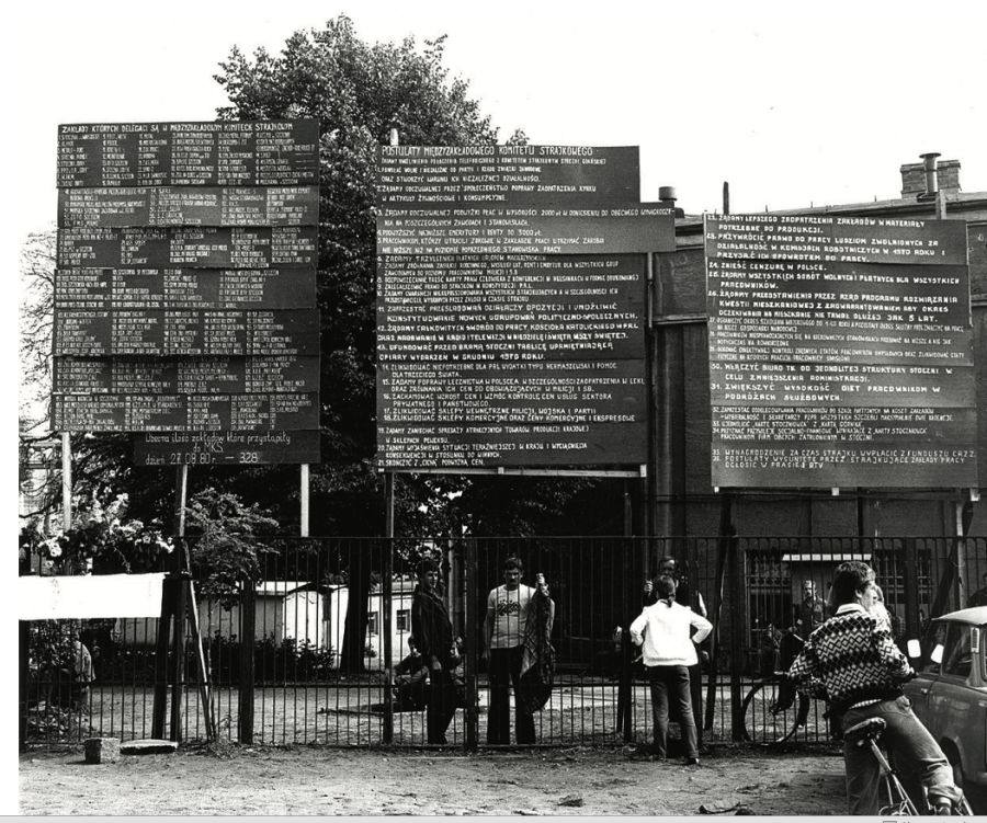 36 postulatów na bramie Stoczni Szczecińskiej (fot. Zbigniew Wróblewski)