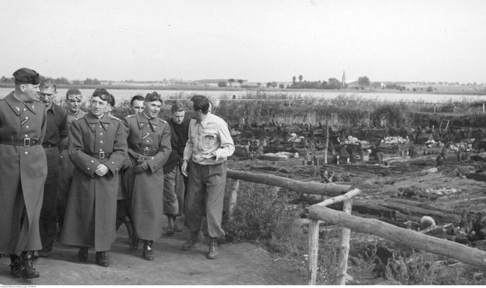 Marszałek Edward Rydz-Śmigły (I rząd trzeci z lewej) podczas zwiedzania wykopalisk na terenie osady kultury łużyckiej. 1937 (Fot: Narodowe Archiwum Cyfrowe)