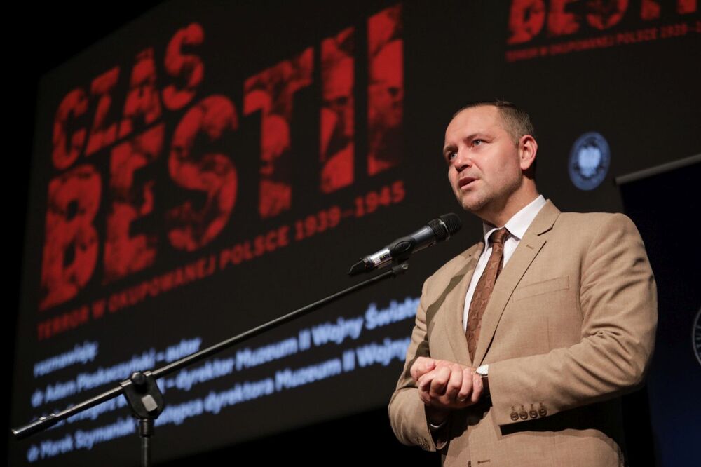 Dr Karol Nawrocki, prezes IPN, podczas promocji książki „Czas bestii. Terror w okupowanej Polsce 1939–1945” – Gdańsk, 30 sierpnia 2023. Fot. Mikołaj Bujak (IPN)