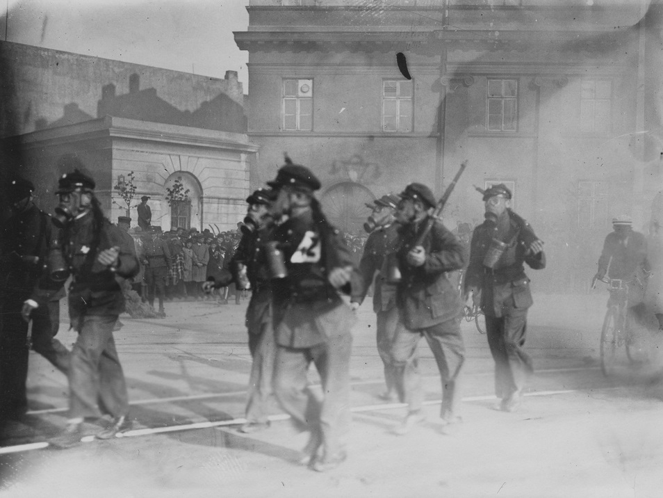 Pokaz obrony przeciwgazowej w Łodzi. Oddział w maskach przeciwgazowych z karabinami na ramionach. Fot. NAC