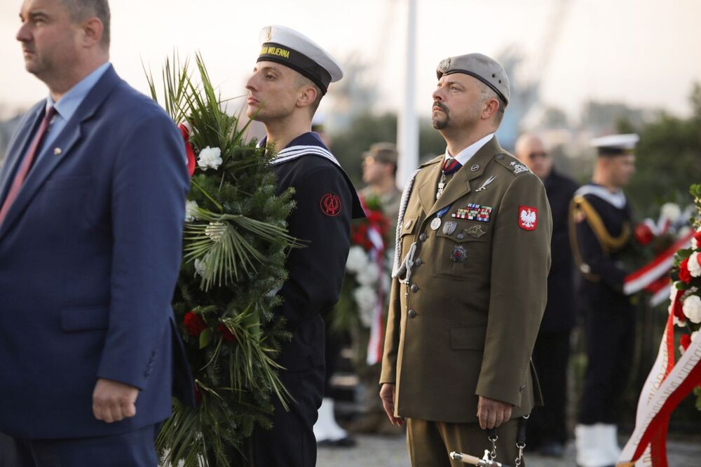 Wieniec od IPN pod Pomnikiem Obrońców Wybrzeża złożył w imieniu prezesa dr. Karola Nawrockiego Karol Piskorski, dyrektor gdańskiego oddziału IPN. 1 września 2023. Fot. Mikołaj Bujak (IPN)