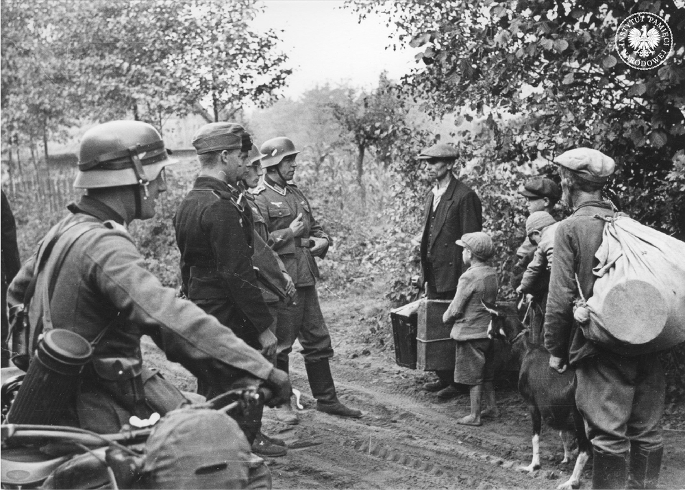 Żołnierze niemieccy i polscy cywilni uchodźcy wojenni na drodze, wrzesień 1939 r. Fot AIPN