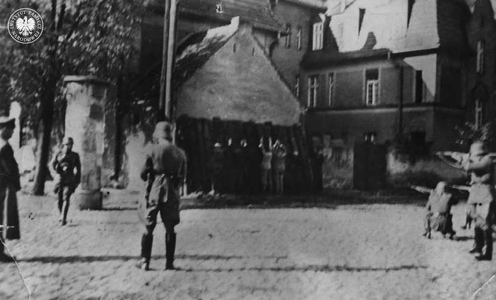 Niemcy rozstrzeliwują polskich cywilów w Kórniku, 20 października 1939 r. (fot. ze zbiorów IPN)