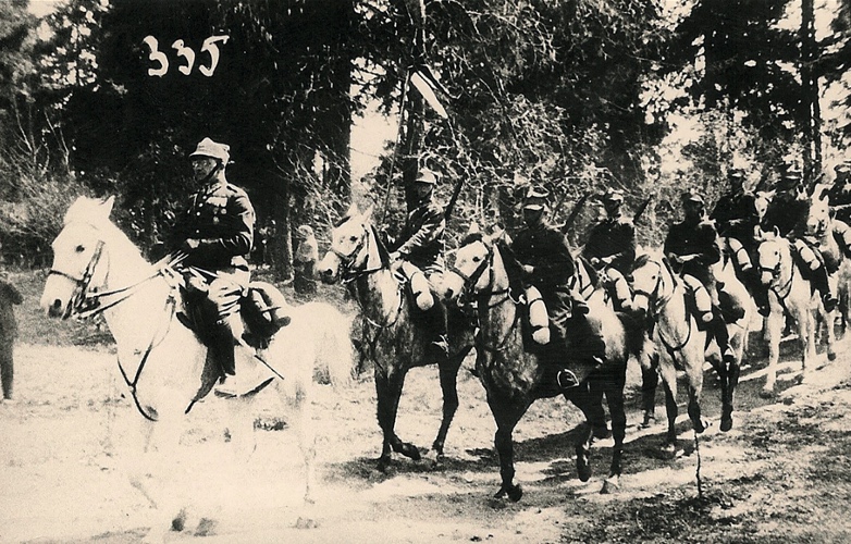 Rotmistrz Ryszard Wiszowaty na czele szwadronu. Fot. ze zbiorów Ryszarda Wiszowatego