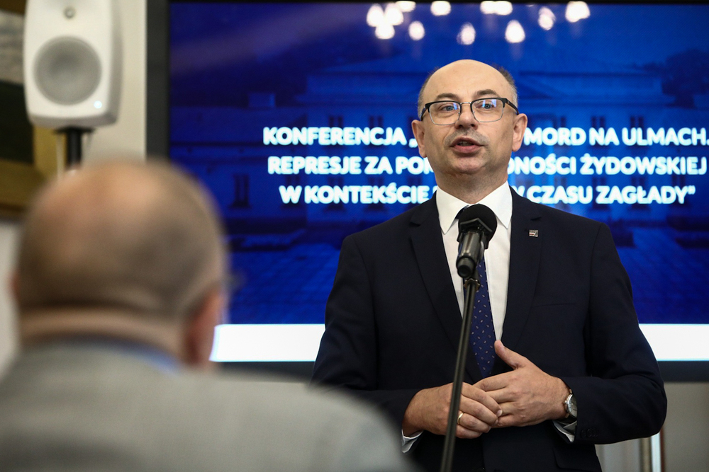 Konferencja naukowa „Niemiecki mord na Ulmach. Represje za pomoc ludności żydowskiej w kontekście realiów czasu Zagłady” w Warszawie. Na zdj. Zastępca prezesa IPN dr Mateusz Szpytma – 7 września 2023. Fot. Sławek Kasper (IPN)