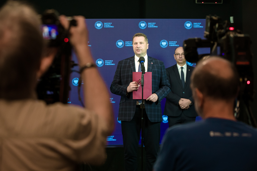 Minister Przemysław Czarnek podczas konferencji prasowej dotyczącej konkursu dla nauczycieli najlepszy scenariusz lekcji „Sprawiedliwi z Markowej” – Warszawa, 8 września 2023. Fot. Sławek Kasper (IPN)