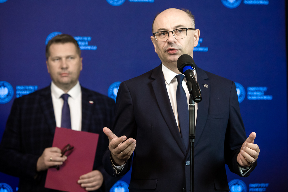 Dr Mateusz Szpytma podczas konferencji prasowej dotyczącej konkursu dla nauczycieli najlepszy scenariusz lekcji „Sprawiedliwi z Markowej” – Warszawa, 8 września 2023. Fot. Sławek Kasper (IPN)