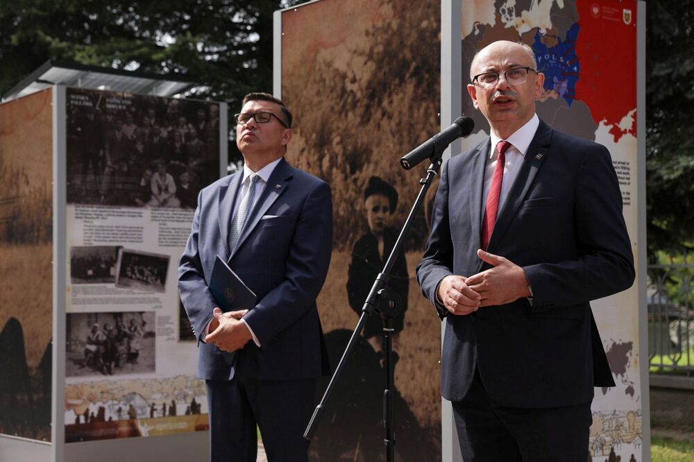 Otwarcie wystawy „Śmierć za człowieczeństwo. Rodzina Ulmów”. Na zdj. dr Mateusz Szpytma, wiceprezes IPN (P) i dr hab. Dariusz Iwaneczko, dyrektor Oddziału IPN w Rzeszowie (L) – Markowa, 9 września 2023. Fot. Mikołaj Bujak (IPN)