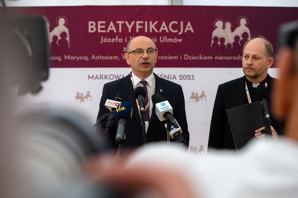 Dr Mateusz Szpytma, wiceprezes IPN przed uroczystością beatyfikacyjną rodziny Ulmów w Markowej – 10 września 2023. Fot. Sławek Kasper (IPN)