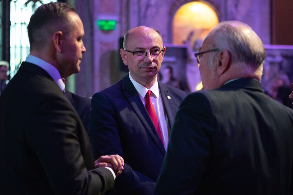 Otwarcie wystawy IPN „Szlaki Nadziei. Odyseja wolności”. Na zdj. prezes IPN dr Karol Nawrocki (L), zastępca prezesa IPN dr Mateusz Szpytma, Konsul Honorowy w Rosario Bartłomiej Moszoro  (P) – Buenos Aires, 12 września 2023. Fot. Mikołaj Bujak (IPN)