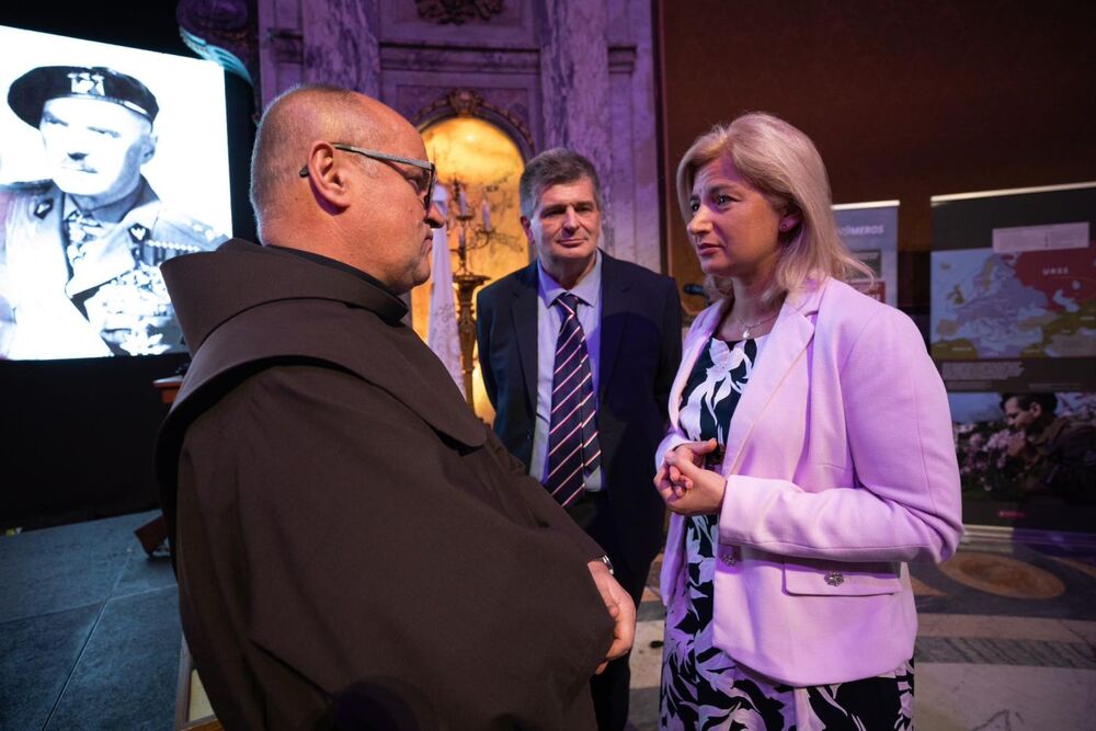 Otwarcie wystawy IPN „Szlaki Nadziei. Odyseja wolności”. Na zdj. o. Olaf Bochnak, Rektor Polskiej Misji Katolickiej w Argentynie (L), Andrzej Chowańczak, wiceprezes Związku Polaków w Argentynie, Agnieszka Jędrzak, dyr. BWM IPN (P) – Buenos Aires, 12 września 2023. Fot. Mikołaj Bujak (IPN)