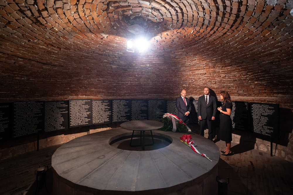 Złożenie kwiatów w mauzoleum w baszcie Zamku Lubelskiego. Na zdj. prezes IPN dr Karol Nawrocki, dr Robert Derewenda, dyrektor Oddziału IPN w Lublinie oraz Katarzyna Mieczkowska, dyrektor Muzeum Narodowego w Lublinie. Fot. Mikołaj Bujak (IPN)