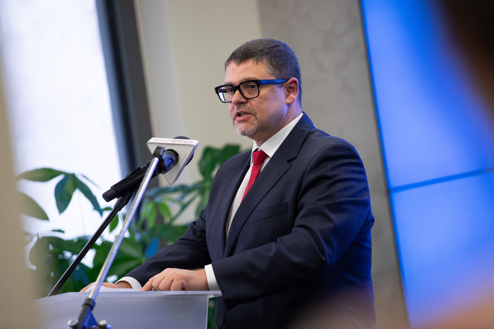 Konferencja popularnonaukowa „Podsumowanie prac poszukiwawczych na Górkach Czechowskich w Lublinie w latach 2020–2023” – Lublin, 18 września 2023 r. Na zdj. prok. Jacek Nowakowski - naczelnik Oddziałowej Komisji Ścigania Zbrodni przeciwko Narodowi Polskiemu w Lublinie. Fot. Mikołaj Bujak (IPN)