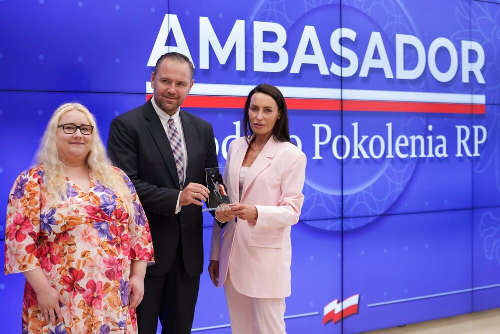 Instytut Pamięci Narodowej wyróżniony w II edycji konkursu „Ambasador Młodego Pokolenia RP”. Na zdj. Magdalena Hajduk, dyrektor Biura Nowych Technologii IPN (P) i dr Karol Nawrocki, prezes IPN (L) – Warszawa, 19 września 2023. Fot. Mikołaj Bujak (IPN)