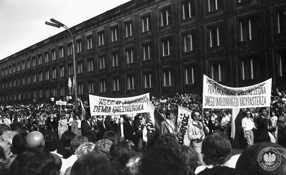 Delegacje NSZZ „Solidarność” w kondukcie pogrzebowym prymasa Wyszyńskiego na ówczesnym pl. Zwycięstwa w Warszawie (obecnie pl. Marszałka Józefa Piłsudskiego), 31 V 1981 r. Autor: Jerzy Lech Szóstko. (fot. z zasobu IPN)