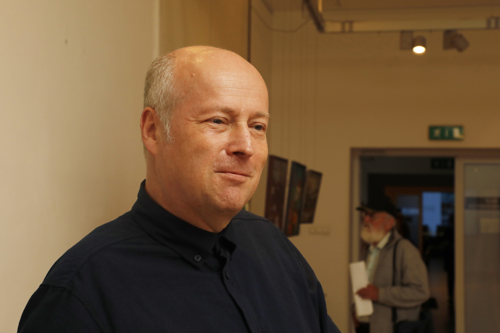 Otwarcie wystawy ,,Obrazy zatopione w pamięci. Pejzaże kresowe Mariusza Woszczyńskiego”. Na zdj. prof. Mariusz Woszczyński – Warszawa, 19 września 2023. Fot. Piotr Życieński (IPN)