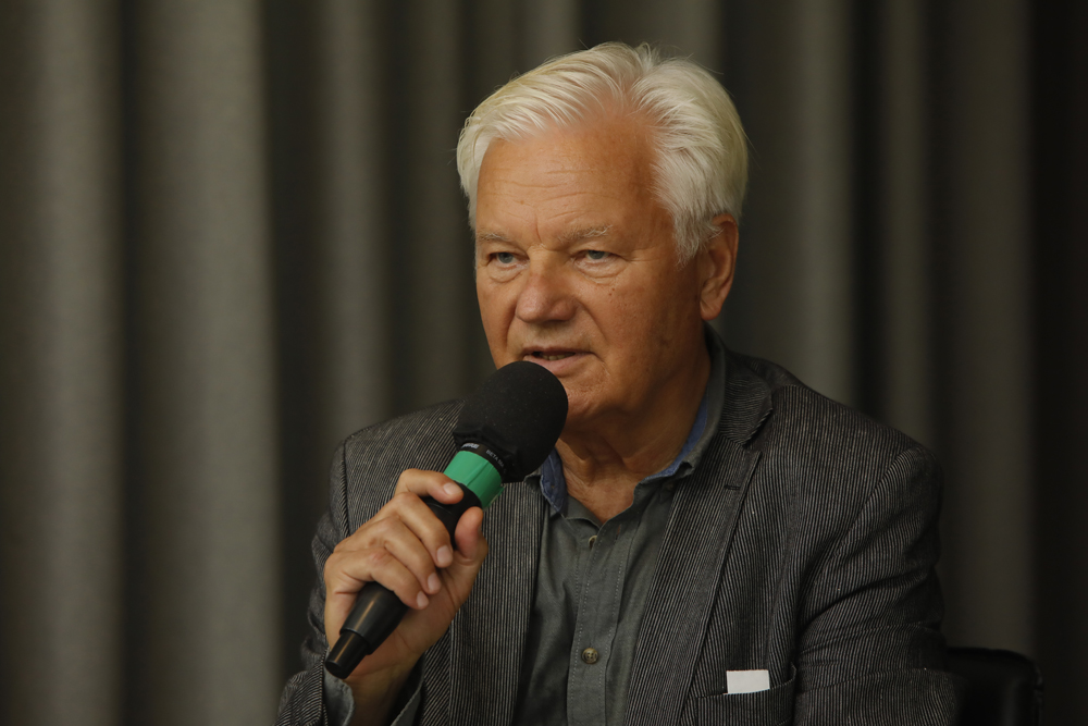 Otwarcie wystawy ,,Obrazy zatopione w pamięci. Pejzaże kresowe Mariusza Woszczyńskiego”. Na zdj. prof. Przemysław Krajewski – Warszawa, 19 września 2023. Fot. Piotr Życieński (IPN)