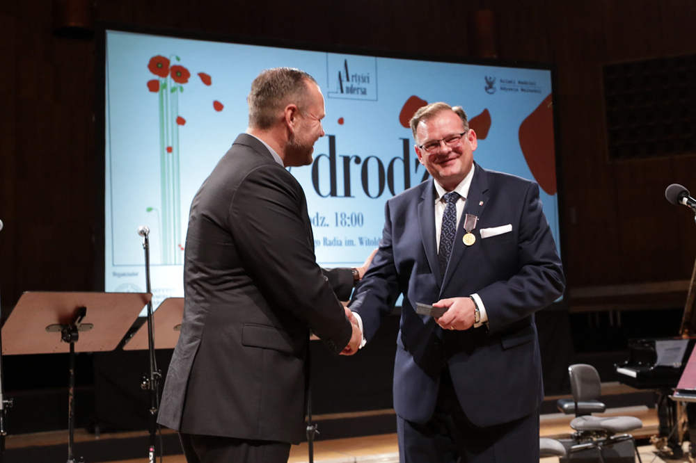 Wręczenie medalu Reipublicae Memoriae Meritum oraz koncert „…w drodze” w ramach cyklu „Artyści Andersa”. Na zdj. dr Karol Nawrocki, prezes IPN (L) oraz Jan Józef Kasprzyk, szef Urzędu do Spraw Kombatantów i Osób Represjonowanych (P) – Warszawa, 20 września 2023. Fot. Mikołaj Bujak (IPN)