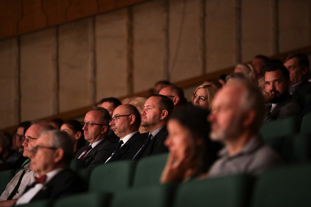 Wręczenie medalu Reipublicae Memoriae Meritum oraz koncert „…w drodze” w ramach cyklu „Artyści Andersa”. Na zdj. dr hab. Karol Polejowski (L), dr Mateusz Szpytma oraz dr Karol Nawrocki (P) – Warszawa, 20 września 2023. Fot. Mikołaj Bujak (IPN)
