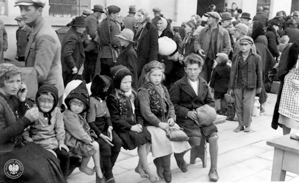 Do obozu w Konstantynowie Łódzkim docierały transporty m.in. z obozów przejściowych w Łodzi przy ul. Łąkowej 4 i ul. Kopernika 53-55. Na zdjęciu wysiedleni przed umieszczeniem w obozie przy ul. Łąkowej. Fot. z zasobu AIPN