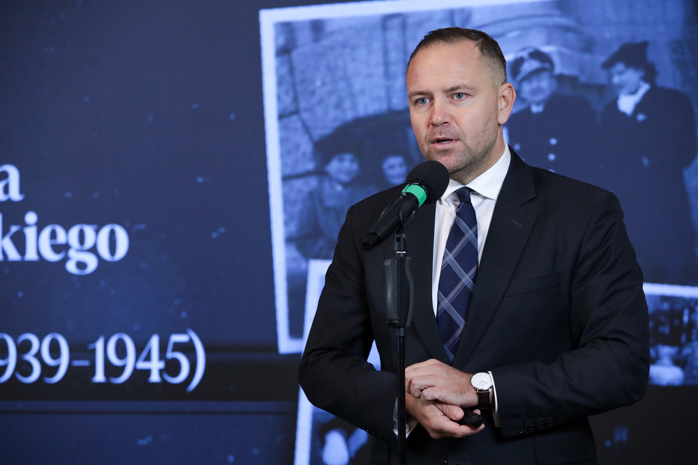 Prezes IPN dr Karol Nawrocki podczas konferencji popularnonaukowej „Odpowiedzialność za działalność sądownictwa niemieckiego w okupowanej Polsce (1939-1945)” – Warszawa, 25 września 2023. Fot. Mikołaj Bujak (IPN)